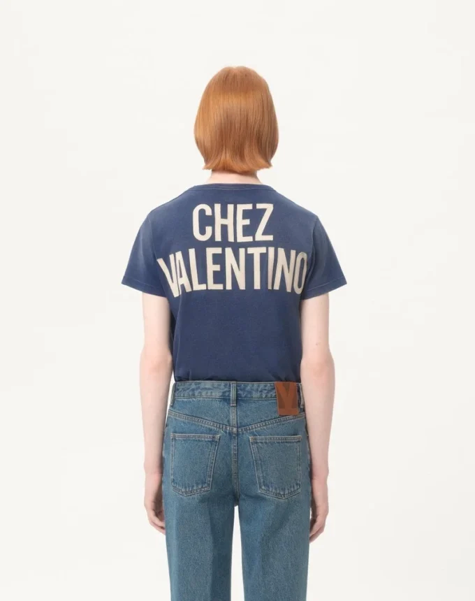 Baumwoll-T-Shirt mit Chez Valentino-Print und Patch Baumwoll-T-Shirt mit Chez Valentino-Print und Patch