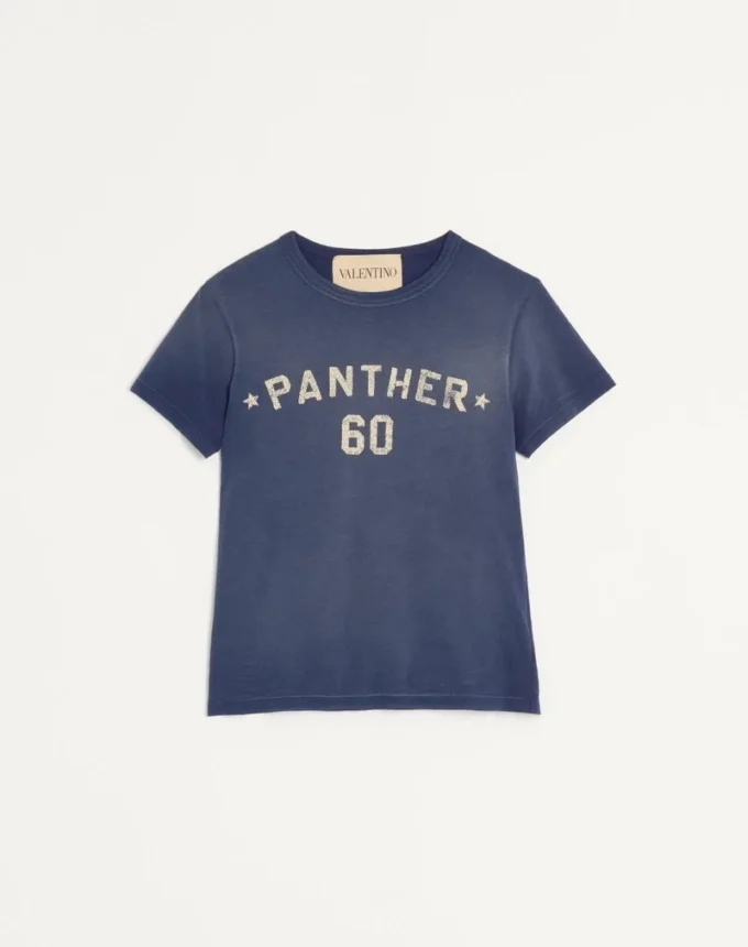 Baumwoll-T-Shirt mit Chez Valentino-Print und Patch Baumwoll-T-Shirt mit Chez Valentino-Print und Patch