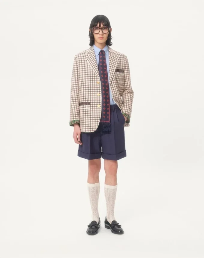 Bermudashorts aus Wollgabardine mit Umschlag Bermudashorts aus Wollgabardine mit Umschlag