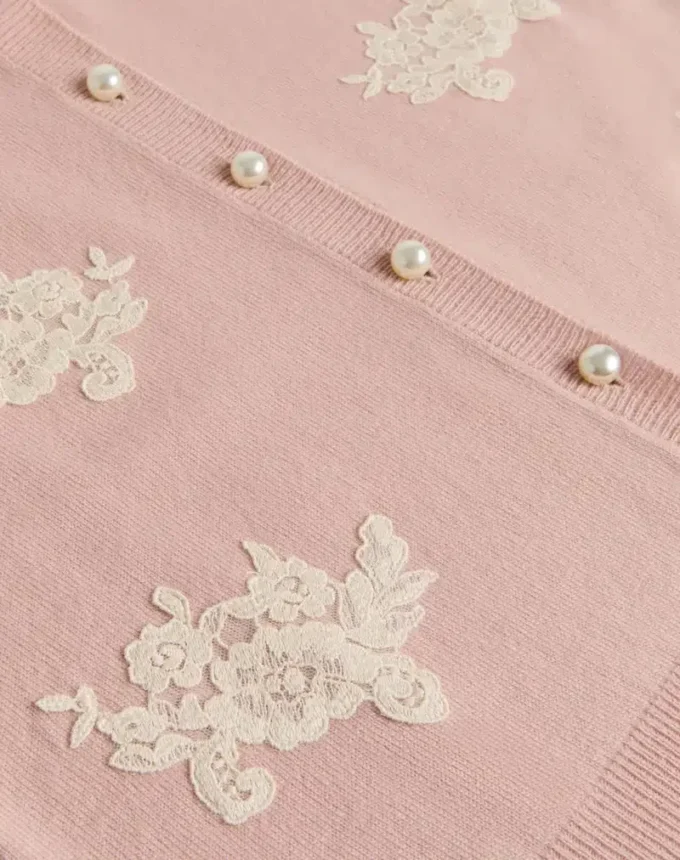 Bestickte Strickjacke mit Spitzeneinsätzen Bestickte Strickjacke mit Spitzeneinsätzen