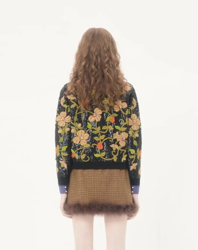 Bestickte Wollstrickjacke Bestickte Wollstrickjacke