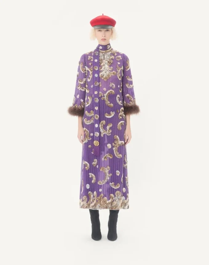 Besticktes Chiffonkleid mit Federn Besticktes Chiffonkleid mit Federn