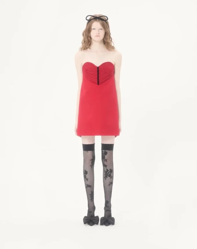 Besticktes kurzes Kleid aus Crêpe Couture Besticktes kurzes Kleid aus Crêpe Couture