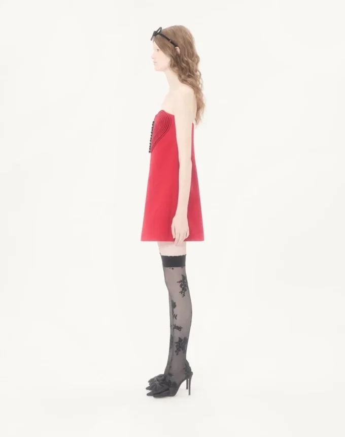 Besticktes kurzes Kleid aus Crêpe Couture Besticktes kurzes Kleid aus Crêpe Couture
