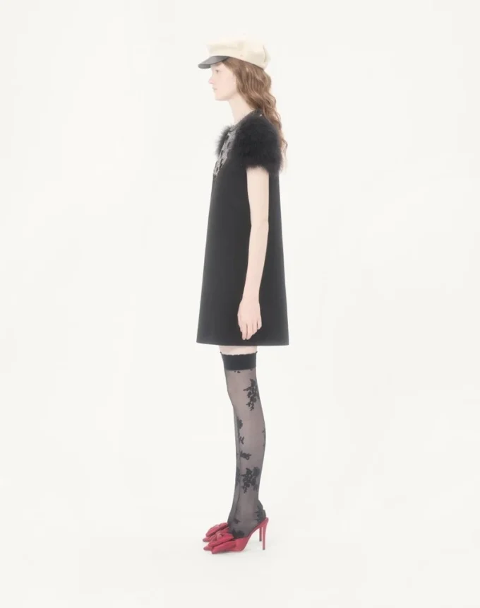 Besticktes kurzes Kleid aus Crêpe Couture Besticktes kurzes Kleid aus Crêpe Couture