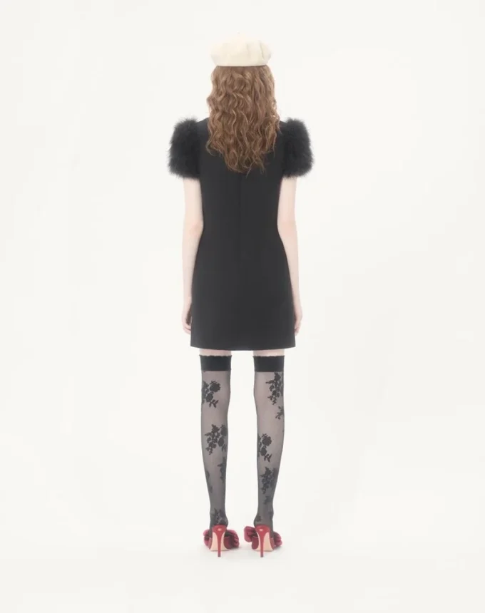 Besticktes kurzes Kleid aus Crêpe Couture Besticktes kurzes Kleid aus Crêpe Couture