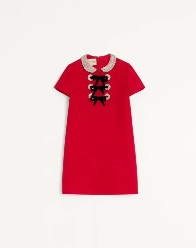 Besticktes kurzes Kleid aus Crêpe Couture Besticktes kurzes Kleid aus Crêpe Couture