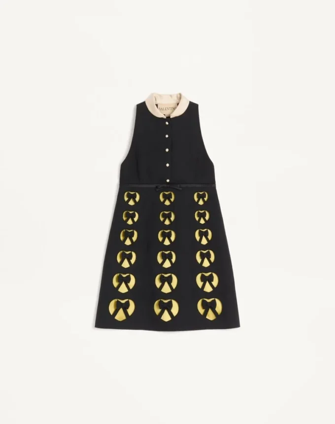 Besticktes kurzes Kleid aus Crêpe Couture Besticktes kurzes Kleid aus Crêpe Couture