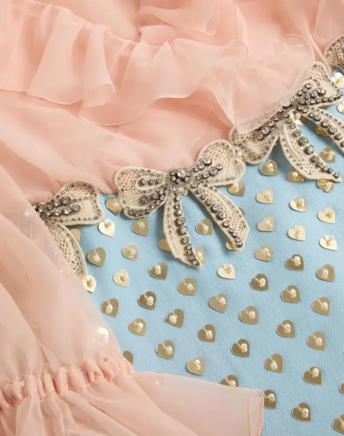 Besticktes kurzes Kleid aus Crêpe Couture Besticktes kurzes Kleid aus Crêpe Couture