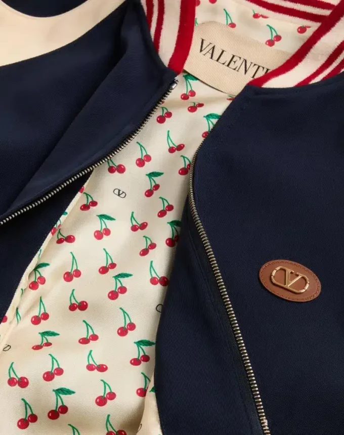 Bomberjacke aus Wolle und Baumwolle mit Vlogo und Le Chat De La Maison-Aufnäher Bomberjacke aus Wolle und Baumwolle mit Vlogo und Le Chat De La Maison-Aufnäher