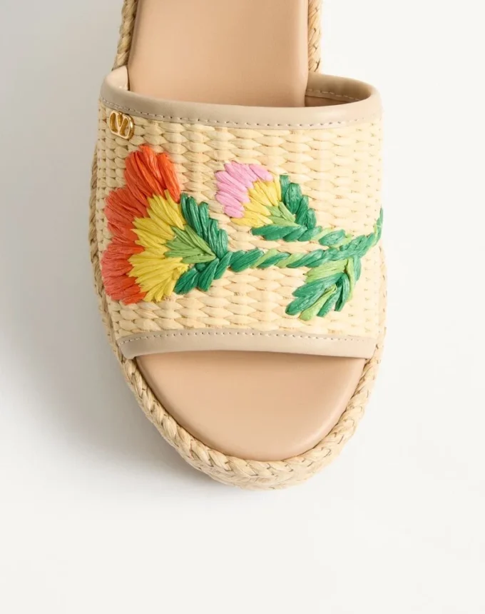 Bribri Raffia-Keilabsatzsandale mit Blumenstickerei 115 mm Bribri Raffia-Keilabsatzsandale mit Blumenstickerei 115 mm