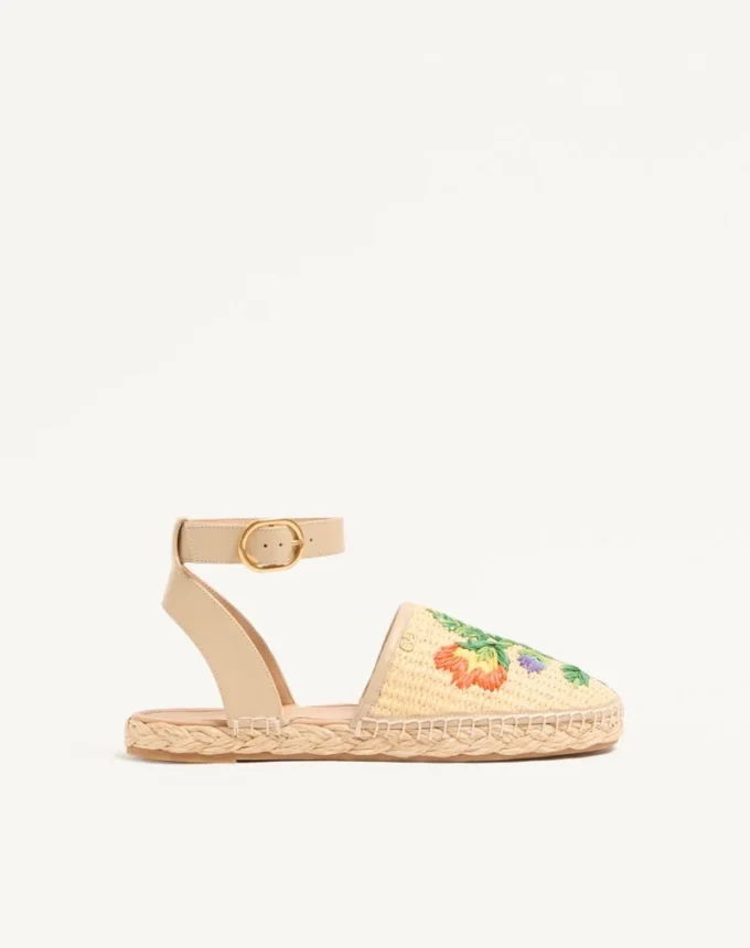 Bribri Raffia-Sandale mit Blumenstickerei Bribri Raffia-Sandale mit Blumenstickerei