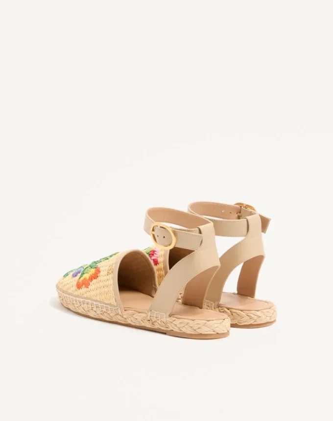 Bribri Raffia-Sandale mit Blumenstickerei Bribri Raffia-Sandale mit Blumenstickerei