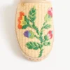 Bribri Raffia-Sandale mit Blumenstickerei Bribri Raffia-Sandale mit Blumenstickerei