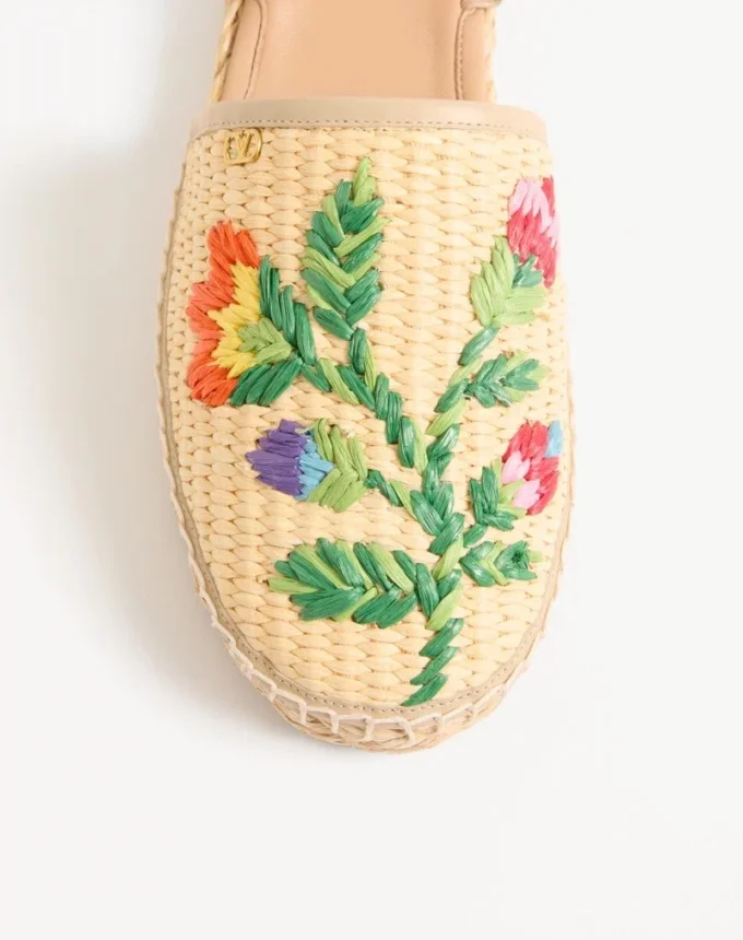 Bribri Raffia-Sandale mit Blumenstickerei Bribri Raffia-Sandale mit Blumenstickerei