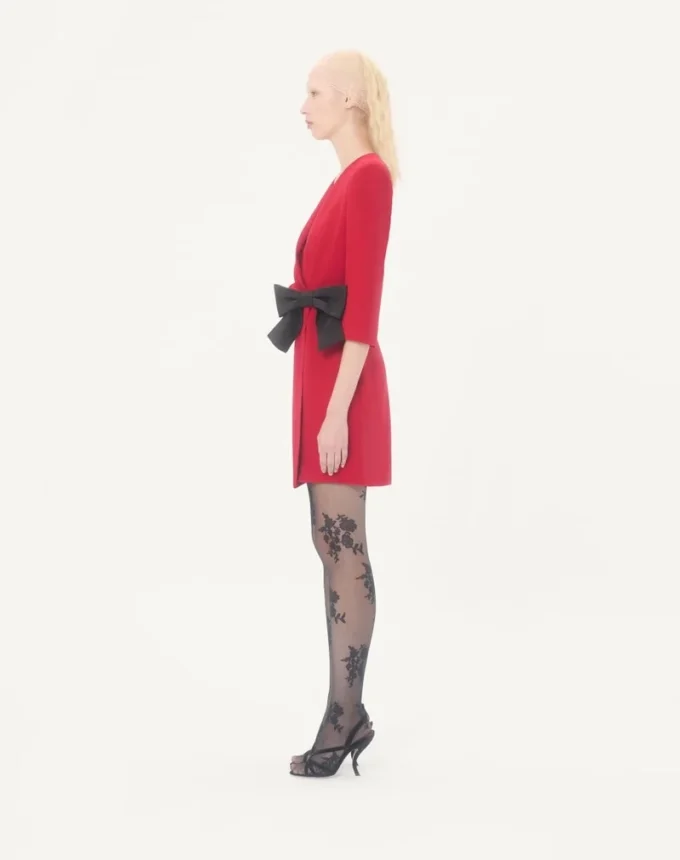 Cady Couture Kurzes Kleid mit Faille-Schleife Cady Couture Kurzes Kleid mit Faille-Schleife