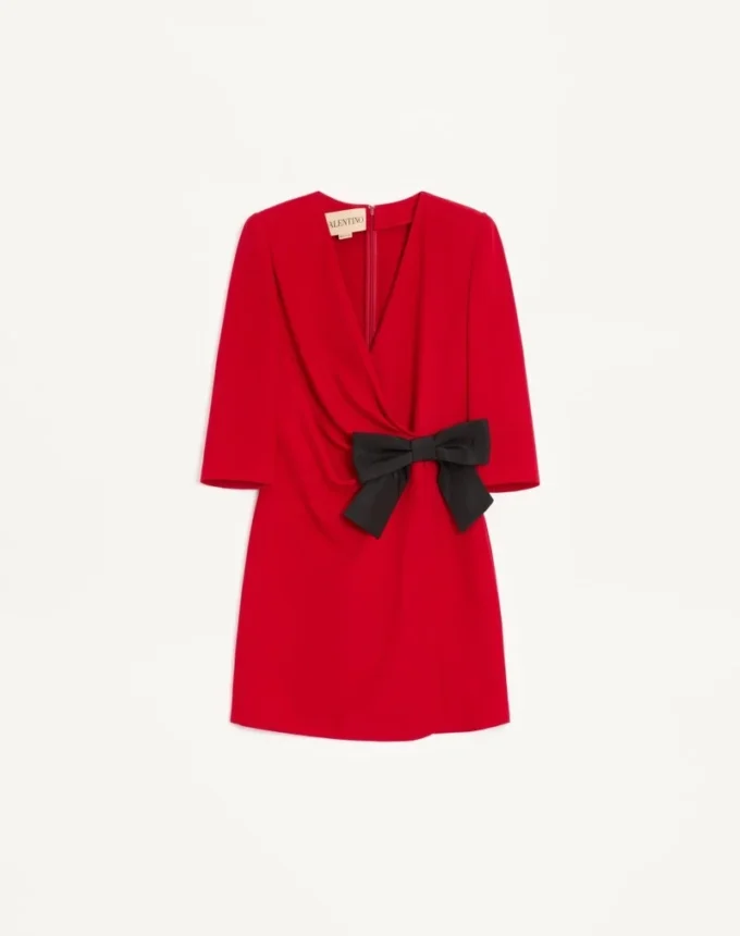 Cady Couture Kurzes Kleid mit Faille-Schleife Cady Couture Kurzes Kleid mit Faille-Schleife