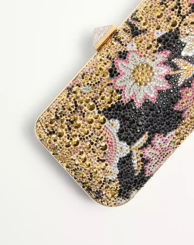 Carry Secrets Minaudiere mit Strasssteinen und Apres L’Hiver-Motiv Carry Secrets Minaudiere mit Strasssteinen und Apres L’Hiver-Motiv