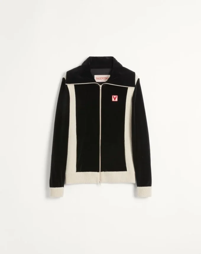 Chez Valentino Chenille-Sweatshirt mit Rollkragen, Reißverschluss und Aufnäher Chez Valentino Chenille-Sweatshirt mit Rollkragen, Reißverschluss und Aufnäher