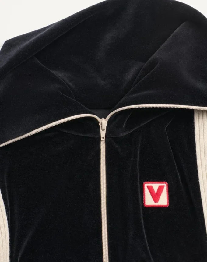 Chez Valentino Chenille-Sweatshirt mit Rollkragen, Reißverschluss und Aufnäher Chez Valentino Chenille-Sweatshirt mit Rollkragen, Reißverschluss und Aufnäher