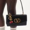 Chez Valentino Taschenanhänger aus Metall und Emaille mit Schlüsselring Chez Valentino Taschenanhänger aus Metall und Emaille mit Schlüsselring