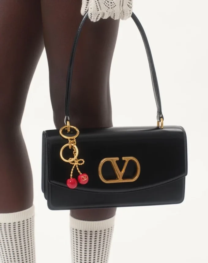 Chez Valentino Taschenanhänger aus Metall und Emaille mit Schlüsselring Chez Valentino Taschenanhänger aus Metall und Emaille mit Schlüsselring