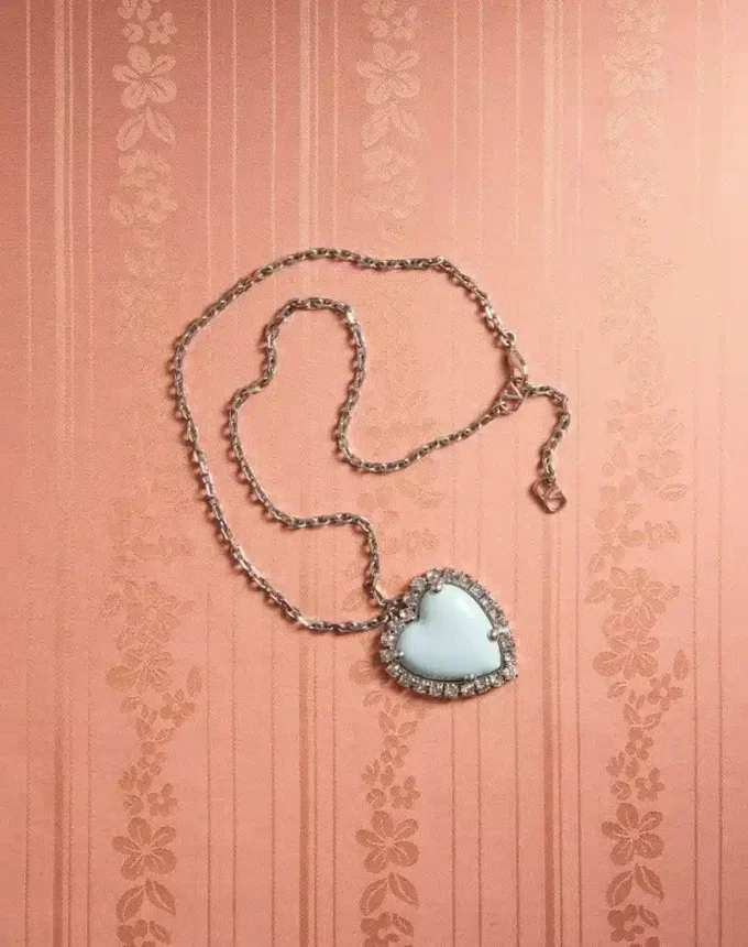 Coeur Hyperbole Halskette aus Metall, Harz und Swarovski®-Kristallen Coeur Hyperbole Halskette aus Metall, Harz und Swarovski®-Kristallen