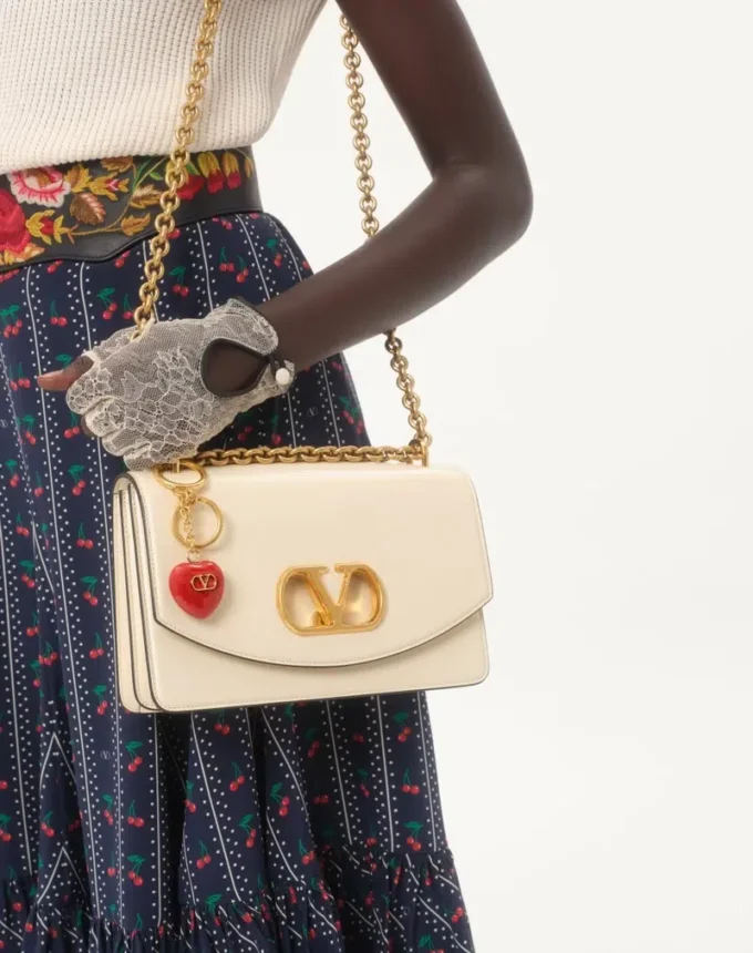 Coeur Royal Taschenanhänger mit Schlüsselring aus Metall und Emaille Coeur Royal Taschenanhänger mit Schlüsselring aus Metall und Emaille