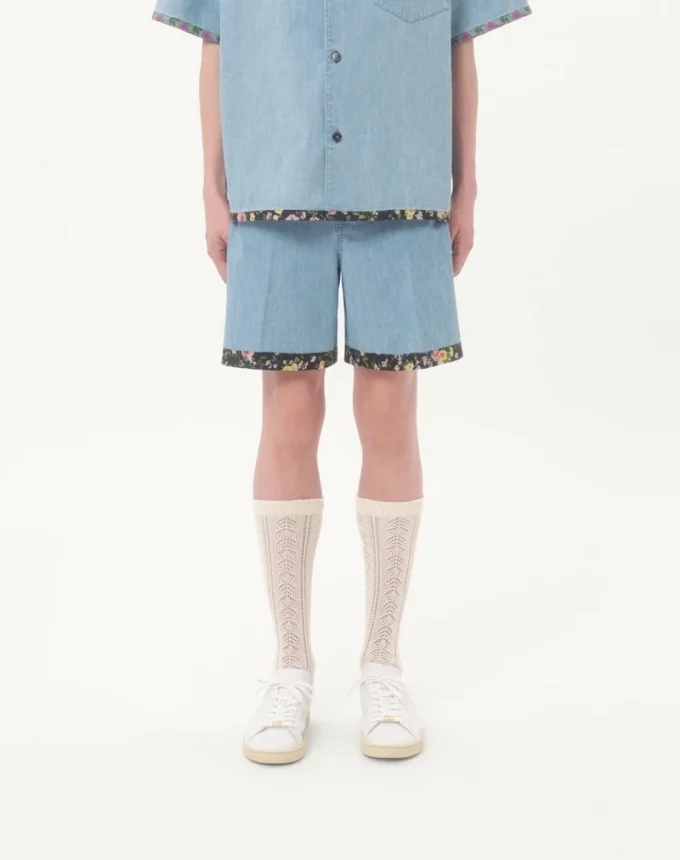 Denim-Bermudashorts mit Blumenprint am Saum Denim-Bermudashorts mit Blumenprint am Saum