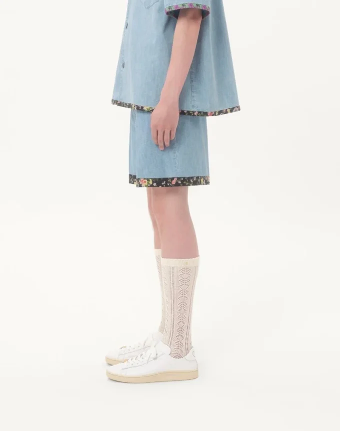 Denim-Bermudashorts mit Blumenprint am Saum Denim-Bermudashorts mit Blumenprint am Saum