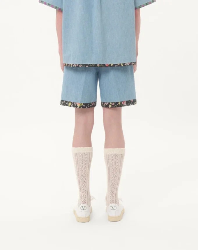 Denim-Bermudashorts mit Blumenprint am Saum Denim-Bermudashorts mit Blumenprint am Saum