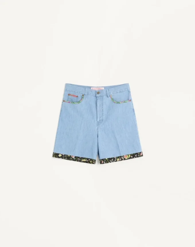 Denim-Bermudashorts mit Blumenprint am Saum Denim-Bermudashorts mit Blumenprint am Saum