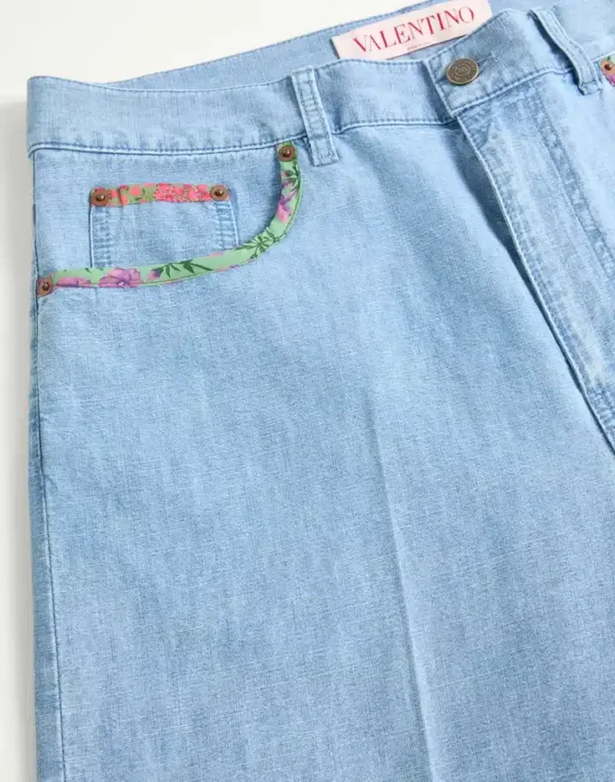 Denim-Bermudashorts mit Blumenprint am Saum Denim-Bermudashorts mit Blumenprint am Saum