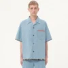 Denim-Bowlinghemd mit floralem Printbesatz Denim-Bowlinghemd mit floralem Printbesatz
