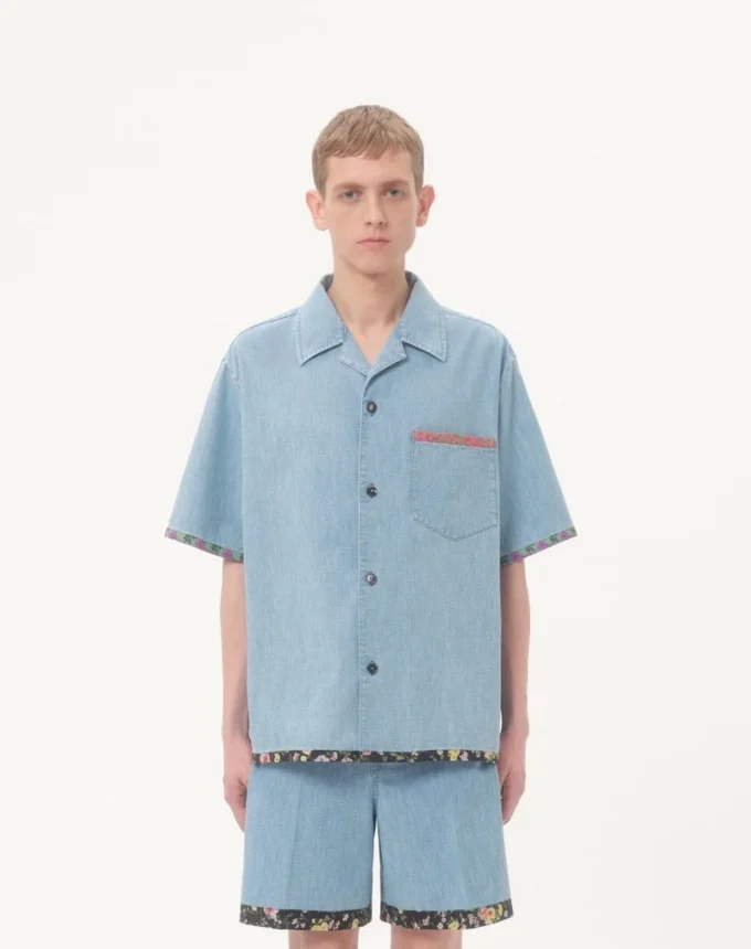 Denim-Bowlinghemd mit floralem Printbesatz Denim-Bowlinghemd mit floralem Printbesatz