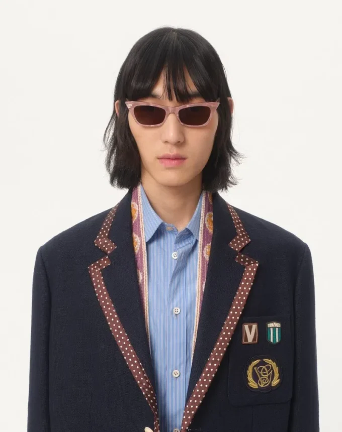 Einreihige Leinenjacke mit Perlenstickerei und Aufnähern Einreihige Leinenjacke mit Perlenstickerei und Aufnähern