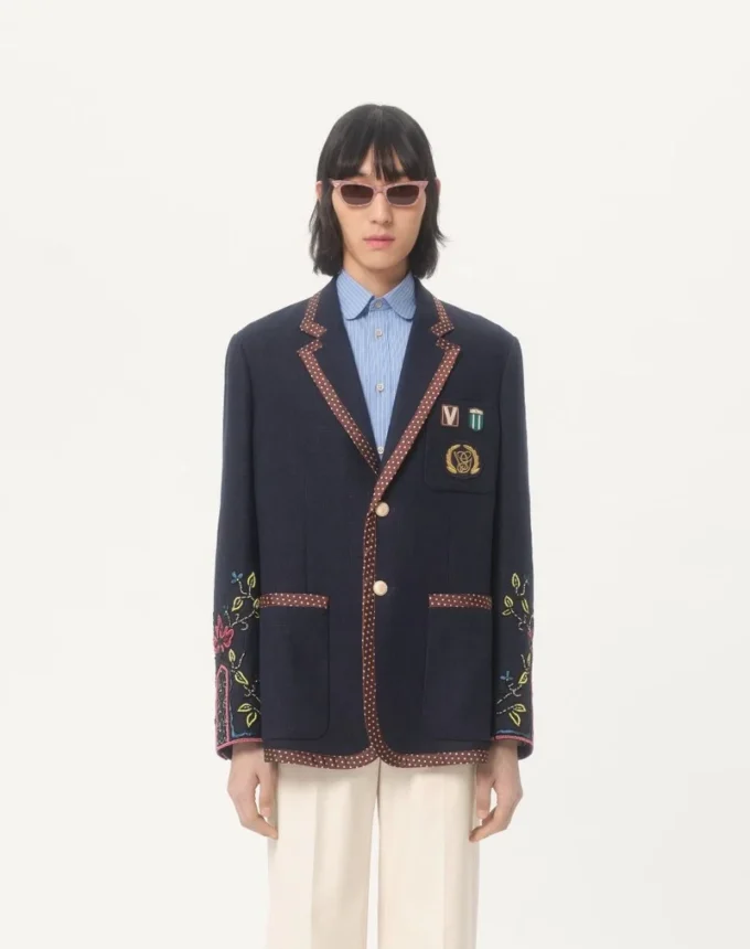 Einreihige Leinenjacke mit Perlenstickerei und Aufnähern Einreihige Leinenjacke mit Perlenstickerei und Aufnähern