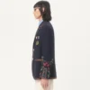 Einreihige Leinenjacke mit Perlenstickerei und Aufnähern Einreihige Leinenjacke mit Perlenstickerei und Aufnähern
