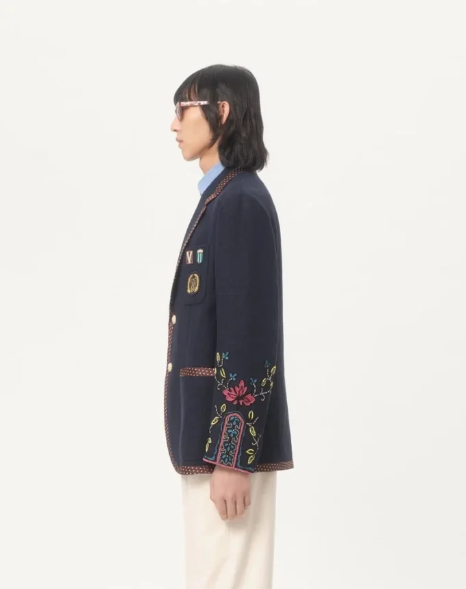 Einreihige Leinenjacke mit Perlenstickerei und Aufnähern Einreihige Leinenjacke mit Perlenstickerei und Aufnähern