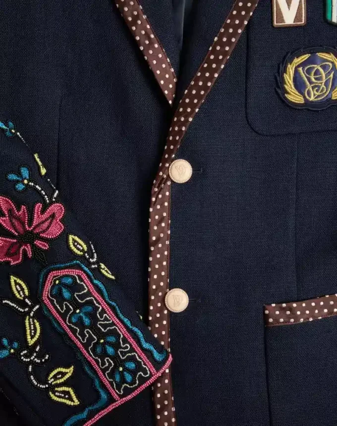 Einreihige Leinenjacke mit Perlenstickerei und Aufnähern Einreihige Leinenjacke mit Perlenstickerei und Aufnähern