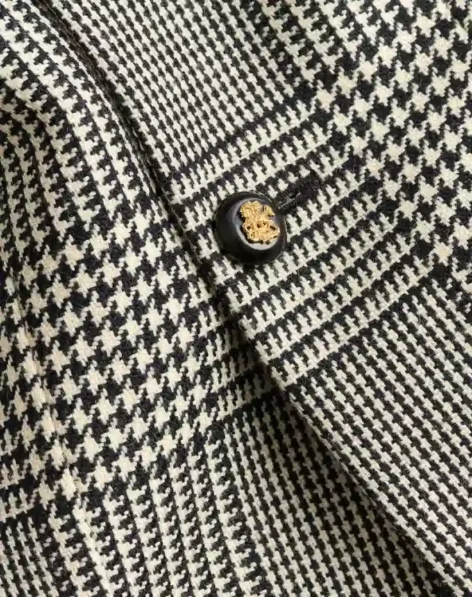 Einreihige Wolljacke mit Karomuster auf Hahnentritt Einreihige Wolljacke mit Karomuster auf Hahnentritt