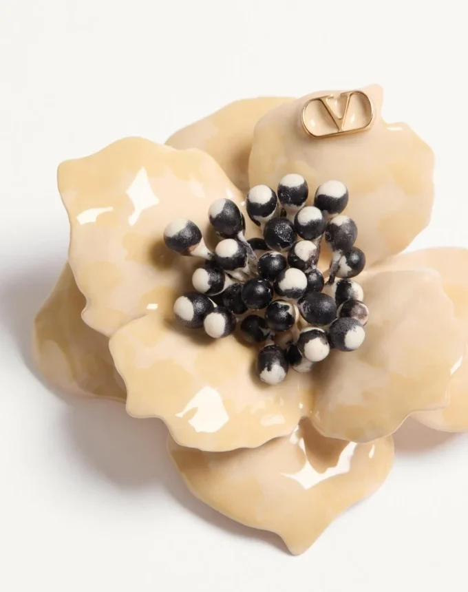 Fleur Lumineuse Brosche aus Metall, Emaille und Stoff Fleur Lumineuse Brosche aus Metall, Emaille und Stoff