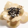 Fleur Lumineuse Ohrringe aus Metall, Emaille und Stoff Fleur Lumineuse Ohrringe aus Metall, Emaille und Stoff
