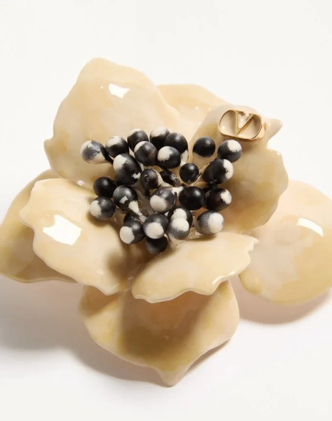 Fleur Lumineuse Ohrringe aus Metall, Emaille und Stoff Fleur Lumineuse Ohrringe aus Metall, Emaille und Stoff