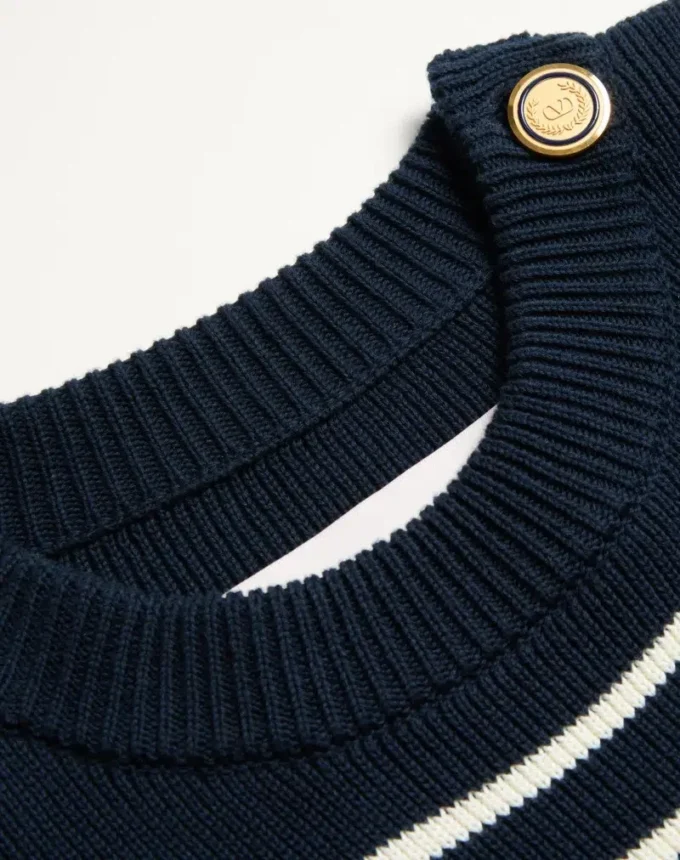Gestreifter Baumwollpullover mit Rundhalsausschnitt und Knöpfen an der Schulter Gestreifter Baumwollpullover mit Rundhalsausschnitt und Knöpfen an der Schulter