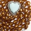 Halskette „Coeur Hyperbole” aus Metall, Harz und Kristallen Halskette „Coeur Hyperbole” aus Metall, Harz und Kristallen