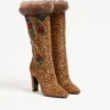 Hotty Stiefel aus Kalbsleder mit Pony-Effekt, Blumenstickerei und Fell 100 mm Hotty Stiefel aus Kalbsleder mit Pony-Effekt, Blumenstickerei und Fell 100 mm