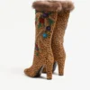 Hotty Stiefel aus Kalbsleder mit Pony-Effekt, Blumenstickerei und Fell 100 mm Hotty Stiefel aus Kalbsleder mit Pony-Effekt, Blumenstickerei und Fell 100 mm