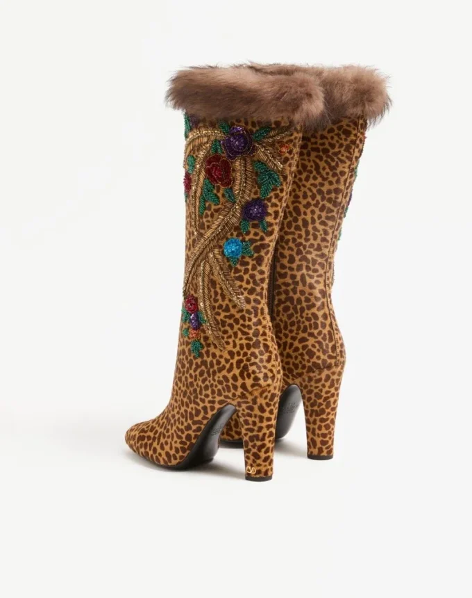 Hotty Stiefel aus Kalbsleder mit Pony-Effekt, Blumenstickerei und Fell 100 mm Hotty Stiefel aus Kalbsleder mit Pony-Effekt, Blumenstickerei und Fell 100 mm
