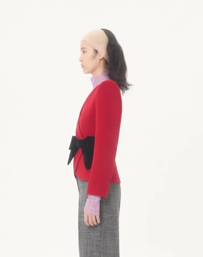 Jacke aus Wollkrepp mit kontrastierender Schleife Jacke aus Wollkrepp mit kontrastierender Schleife